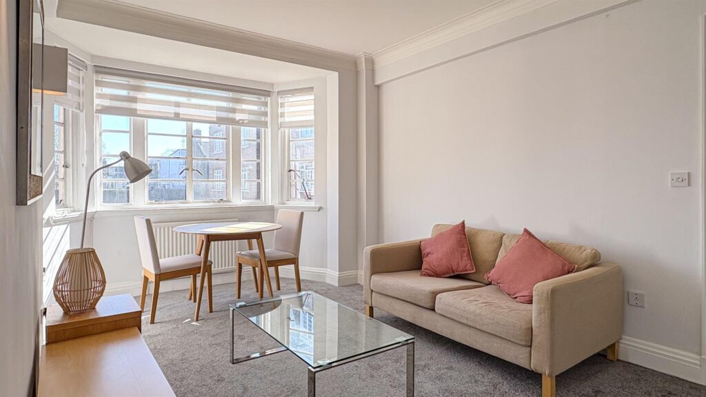 Pembroke Road, Kensington